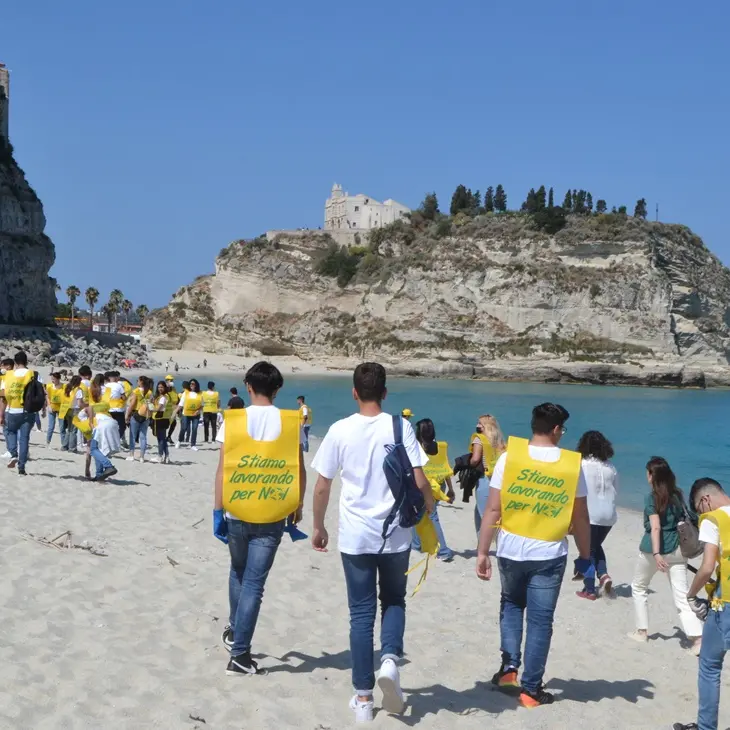 La carovana di Legambiente a Tropea per ripulire la spiaggia: in campo 500 studenti - Video