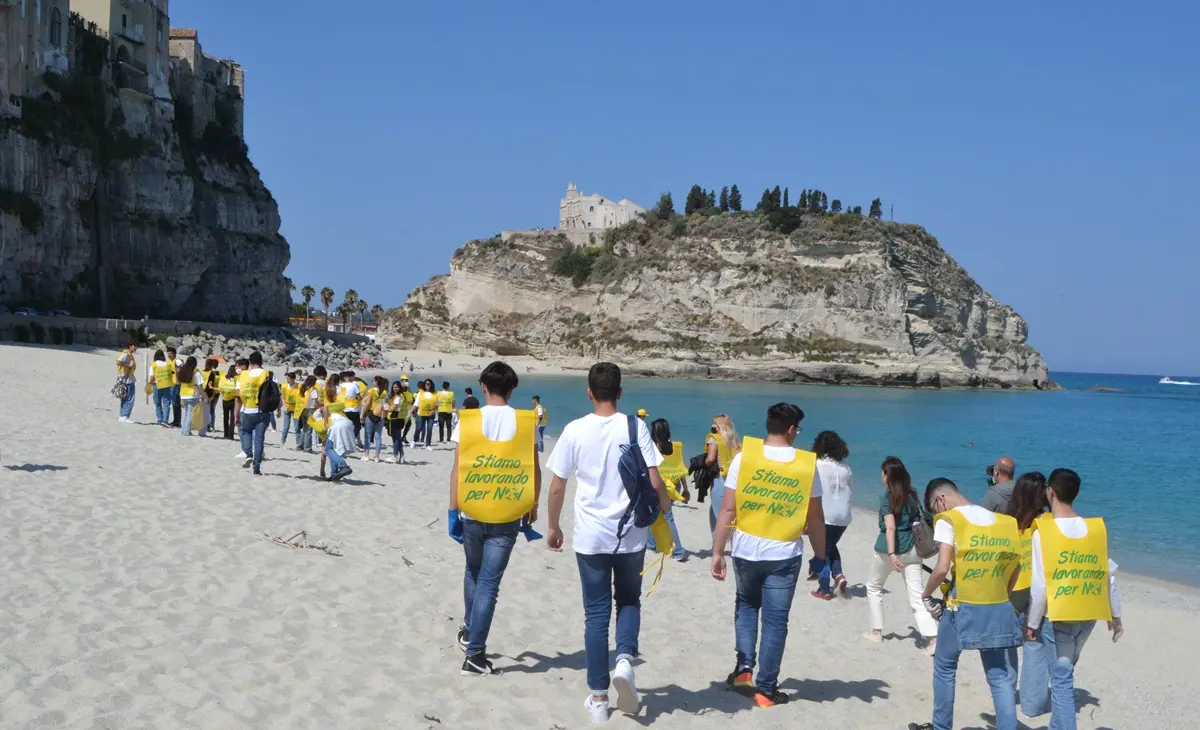 La carovana di Legambiente a Tropea per ripulire la spiaggia: in campo 500 studenti - Video