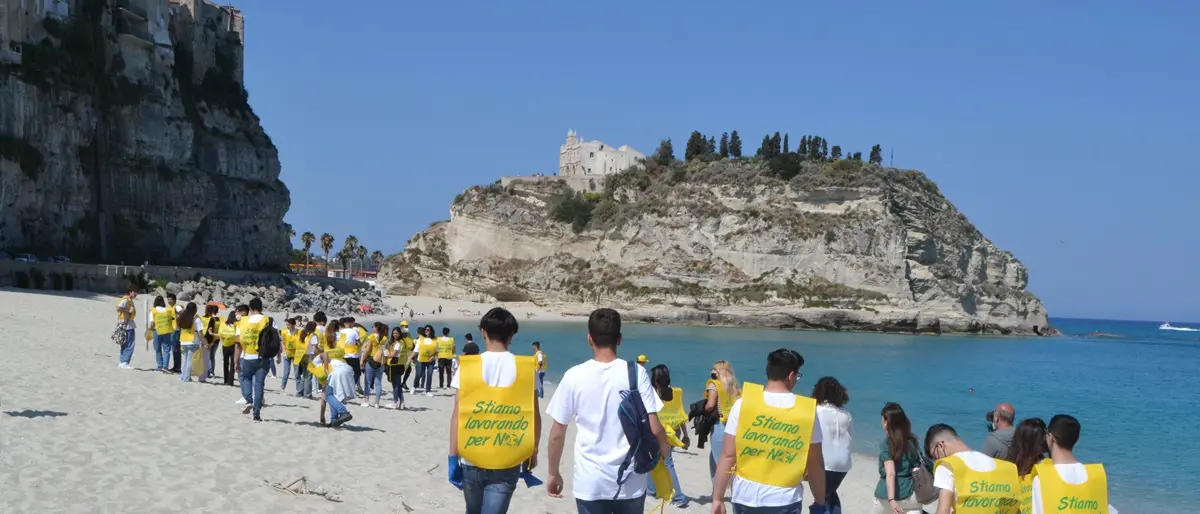 La carovana di Legambiente a Tropea per ripulire la spiaggia: in campo 500 studenti - Video
