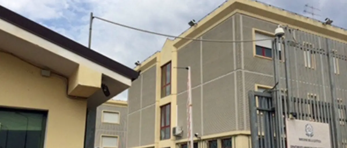 Covid, scoppia un focolaio nel carcere di Crotone: decine di detenuti positivi