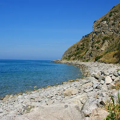 Rubano massi sul lungomare di Joppolo, scattano due denunce