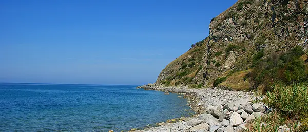 Rubano massi sul lungomare di Joppolo, scattano due denunce