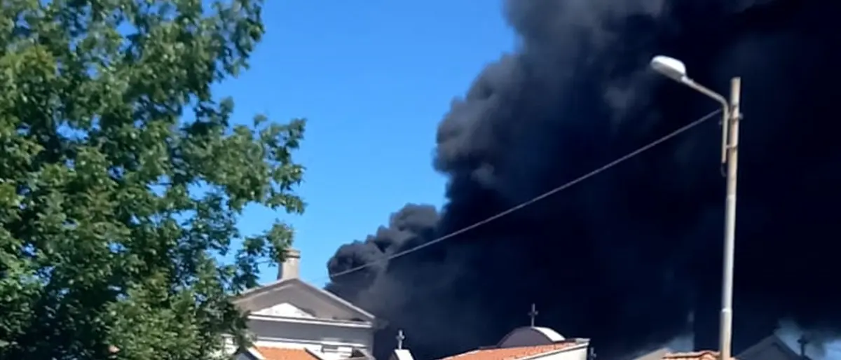 Grosso incendio al cimitero di Vena Superiore: molta la paura - Video
