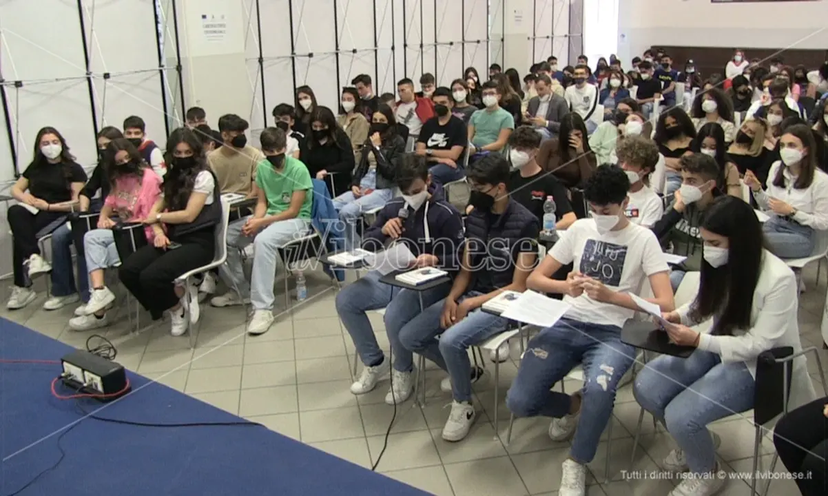 Vibo, libri ai ragazzi del liceo Berto grazie al progetto sostenuto dall’azienda LaC Pubbliemme - Video