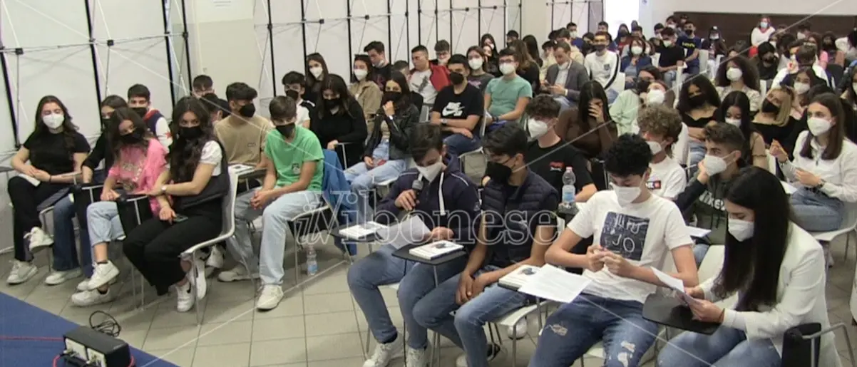 Vibo, libri ai ragazzi del liceo Berto grazie al progetto sostenuto dall’azienda LaC Pubbliemme - Video
