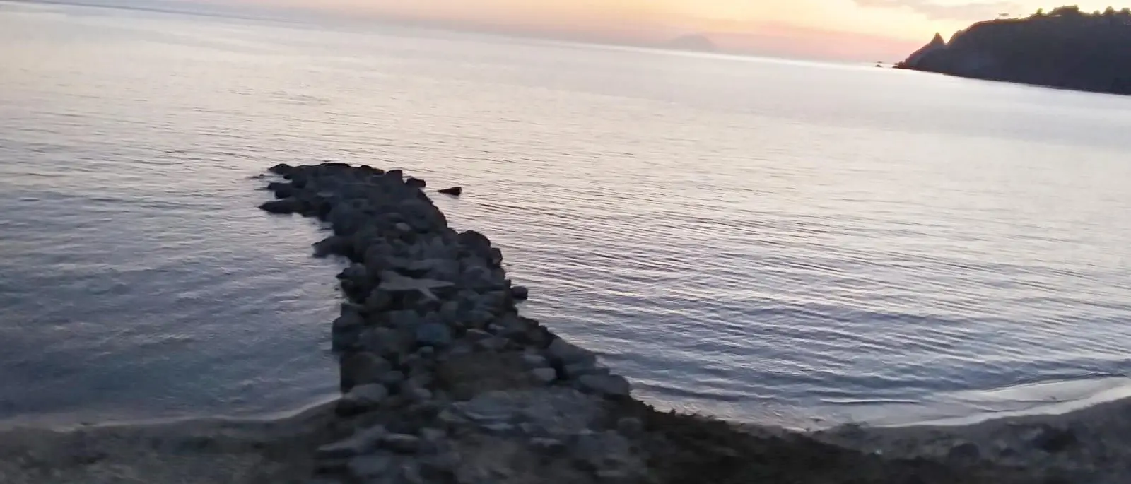 Santa Maria di Ricadi: dopo i lavori per interrare il tubo del depuratore cambia il panorama della costa - Foto