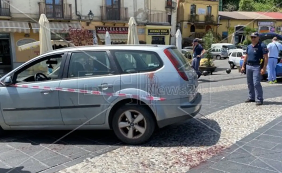 Donna accoltellata in pieno centro a Cosenza al termine di una violenta lite - Video