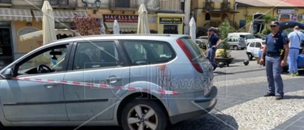Donna accoltellata in pieno centro a Cosenza al termine di una violenta lite - Video