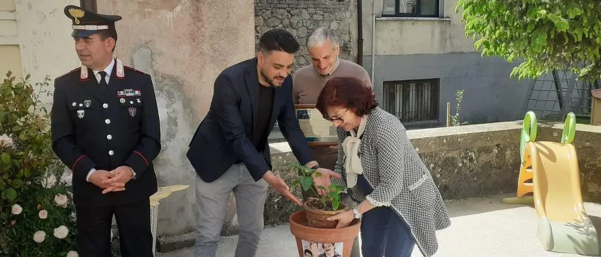 Serra, all’asilo \"Chimirri\" piantato l’Albero del giudice Giovanni Falcone