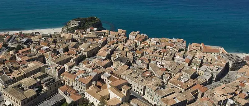 Auto incendiata nella notte a Tropea, indagano i carabinieri