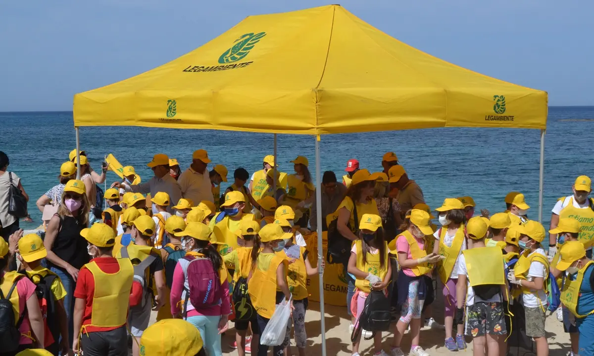 Santa Domenica, Legambiente e scuola insieme per ripulire la spiaggia di Formicoli - Foto