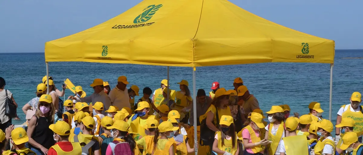 Santa Domenica, Legambiente e scuola insieme per ripulire la spiaggia di Formicoli - Foto