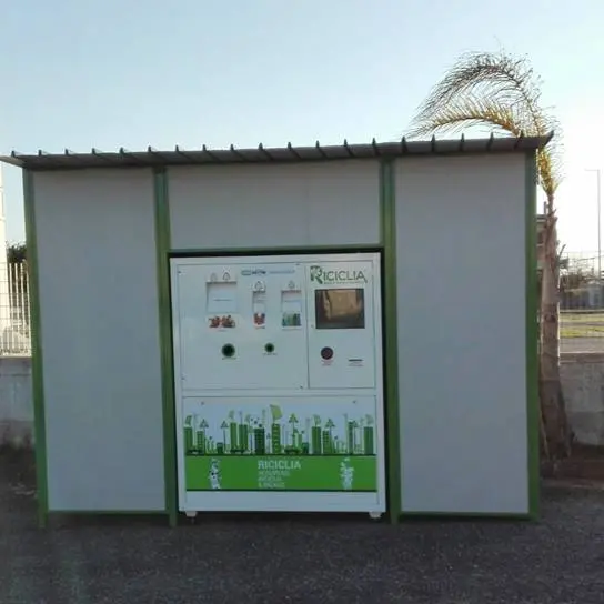 Sconti in cambio di bottiglie in plastica, a Maierato il secondo “Riciclia point”