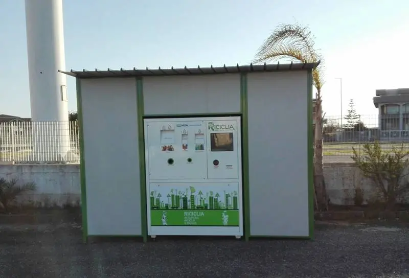 Sconti in cambio di bottiglie in plastica, a Maierato il secondo “Riciclia point”