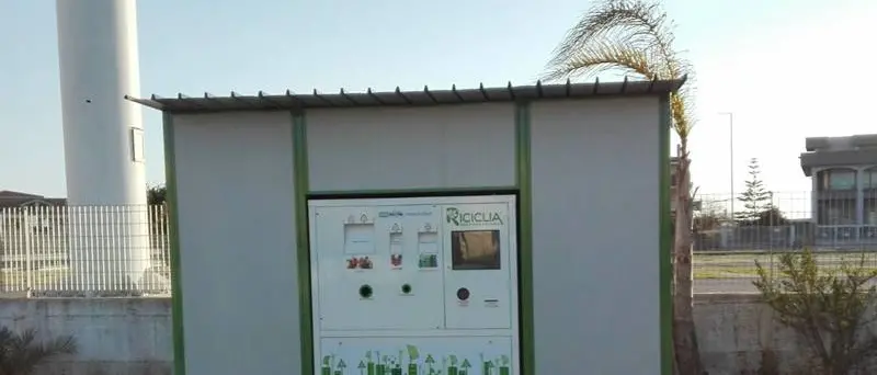 Sconti in cambio di bottiglie in plastica, a Maierato il secondo “Riciclia point”