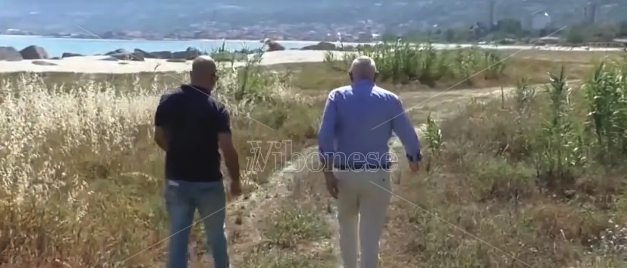 Vibo Marina, campionamenti nei pressi della foce del Sant’Anna: «È spiaggia, il Comune deve pulire»
