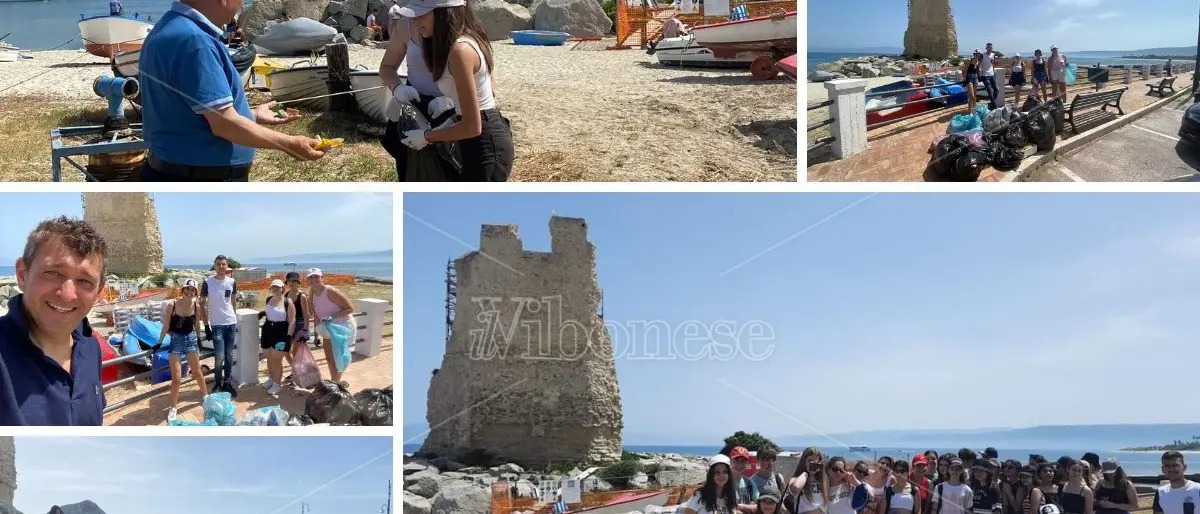 Briatico, i ragazzi del liceo “Capialbi” ripuliscono la spiaggia della Rocchetta