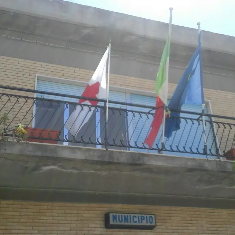 La bandiera della Croce Rossa nella sede del municipio di Briatico