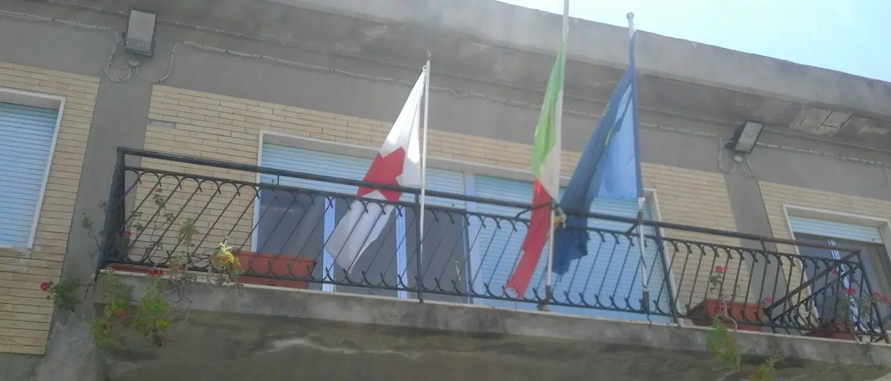 La bandiera della Croce Rossa nella sede del municipio di Briatico