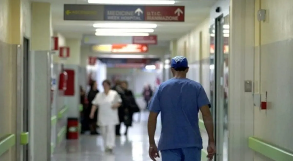 Minaccia medici e infermieri che hanno in cura la figlia e spacca tutto: un arresto all’ospedale di Reggio Calabria