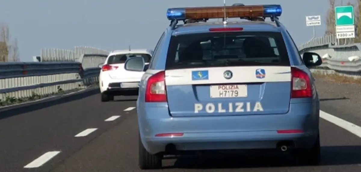 Alla guida ubriaco va a sbattere in autostrada allo svincolo di Mileto, denunciato