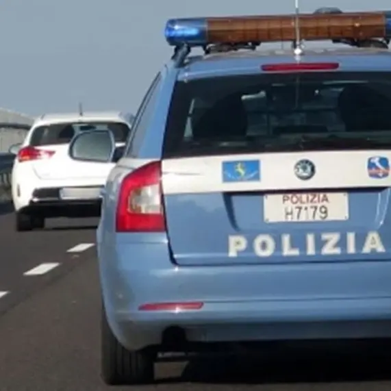 Alla guida ubriaco va a sbattere in autostrada allo svincolo di Mileto, denunciato
