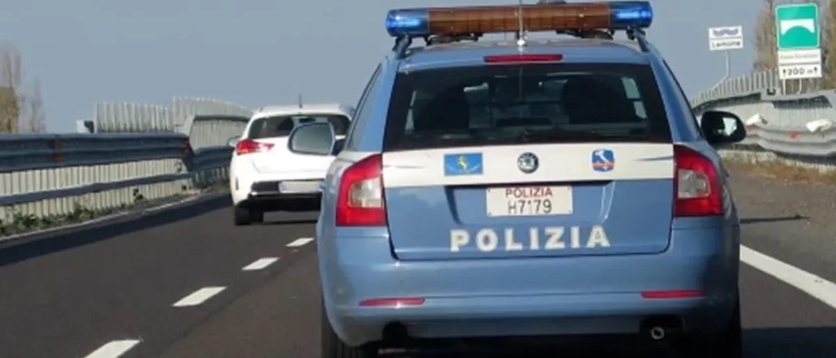 Alla guida ubriaco va a sbattere in autostrada allo svincolo di Mileto, denunciato