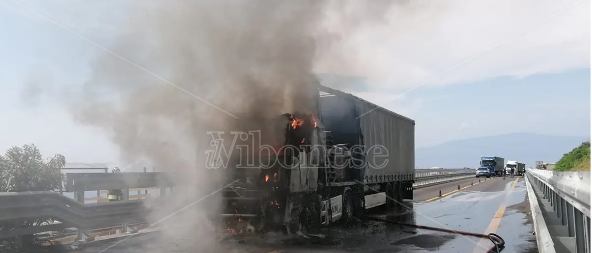 Autocarro in fiamme sull'autostrada tra Pizzo e Sant'Onofrio - Video