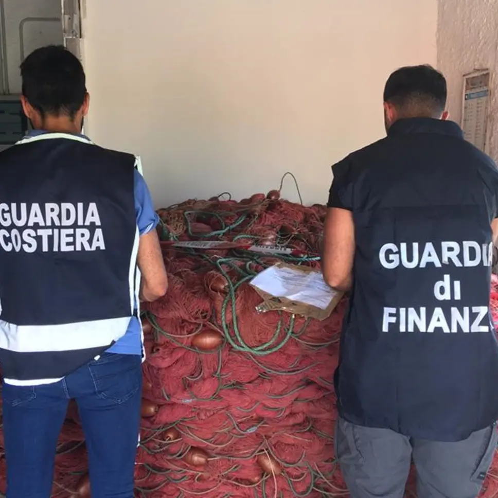 Vibo Marina, pescano con strumenti illegali: sanzioni e sequestri