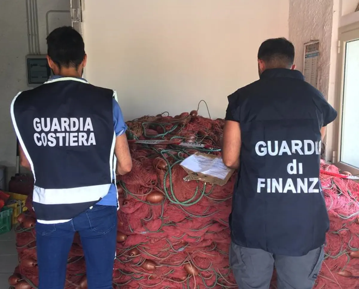 Vibo Marina, pescano con strumenti illegali: sanzioni e sequestri