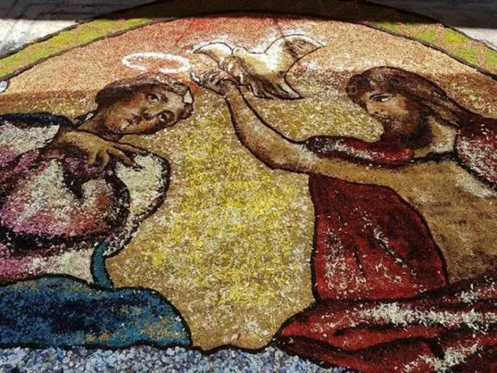 Arte, petali e fede: a Potenzoni si rinnova il rito dell'Infiorata (VIDEO)