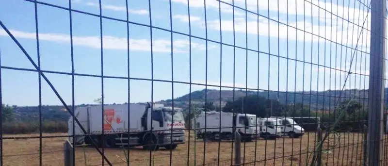 Ricadi-Capo Vaticano: i camion dei rifiuti parcheggiati nel campo sportivo