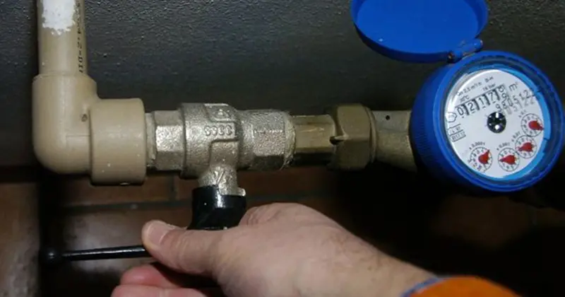 Bypass al contatore per rubare l’acqua: gestore di un lido denunciato a Nicotera