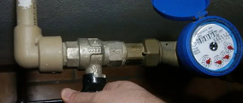 Bypass al contatore per rubare l’acqua: gestore di un lido denunciato a Nicotera