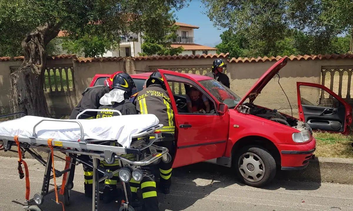 Scontro tra due auto sulla Sp 17, due persone estratte dai vigili del fuoco