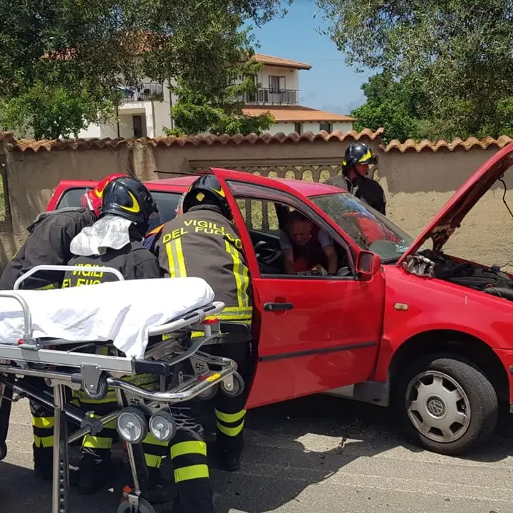 Scontro tra due auto sulla Sp 17, due persone estratte dai vigili del fuoco