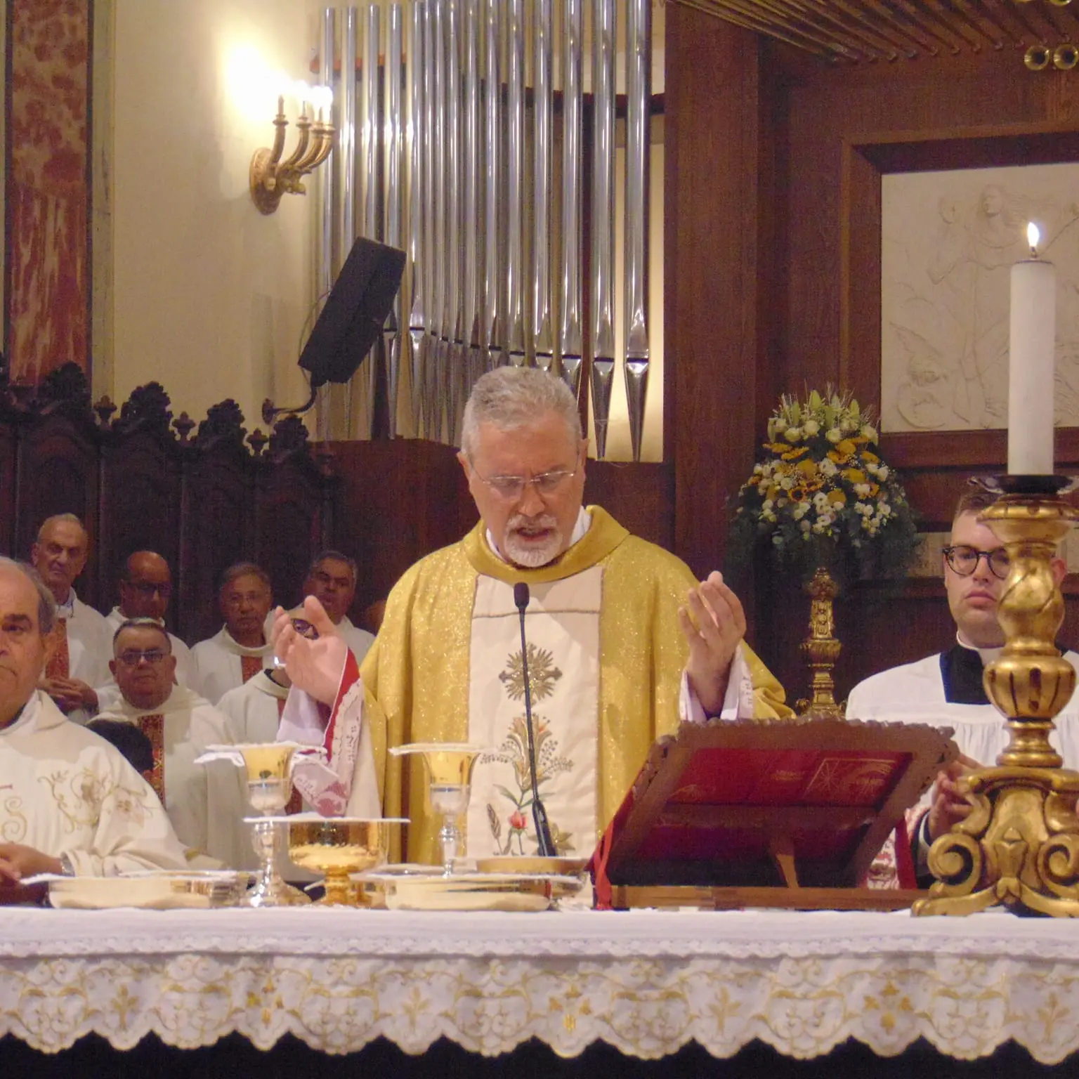 Festa Corpus Domini, il vescovo: «Chiacchiere e maldicenze distruggono il nostro essere comunione»