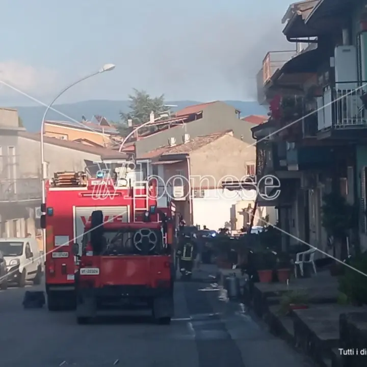 Paravati, incendio in pieno centro cittadino: a fuoco una casa - Video