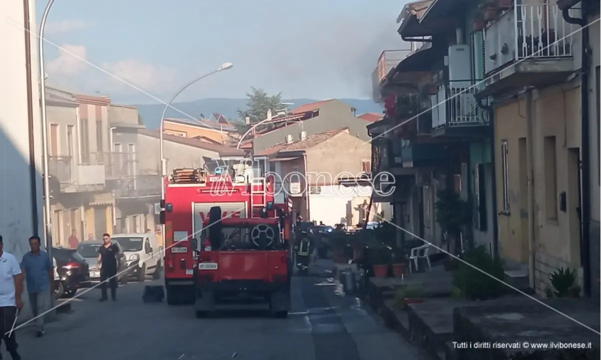 Paravati, incendio in pieno centro cittadino: a fuoco una casa - Video