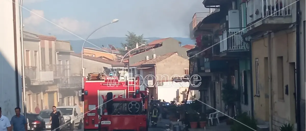 Paravati, incendio in pieno centro cittadino: a fuoco una casa - Video