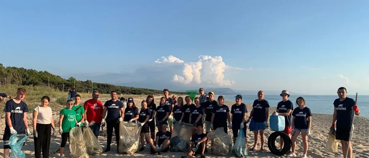 Plastic free in campo a Nicotera Marina: raccolti sulla spiaggia quaranta sacchi di spazzatura