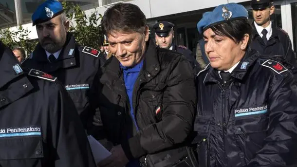 Il boss Pantaleone Mancuso arriva a Fiumicino scortato dalla Polizia Penitenziaria 20 febbraio 2015 a Roma ANSA/MASSI PERCOSSI , ANSA