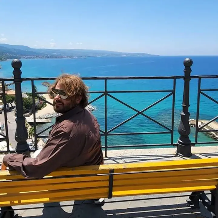 «Wow, che spettacolo!»: l'influencer Piero Armenti incantato dal mare di Pizzo
