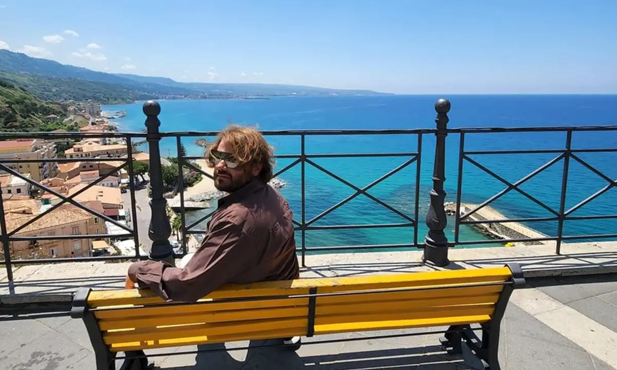 «Wow, che spettacolo!»: l'influencer Piero Armenti incantato dal mare di Pizzo