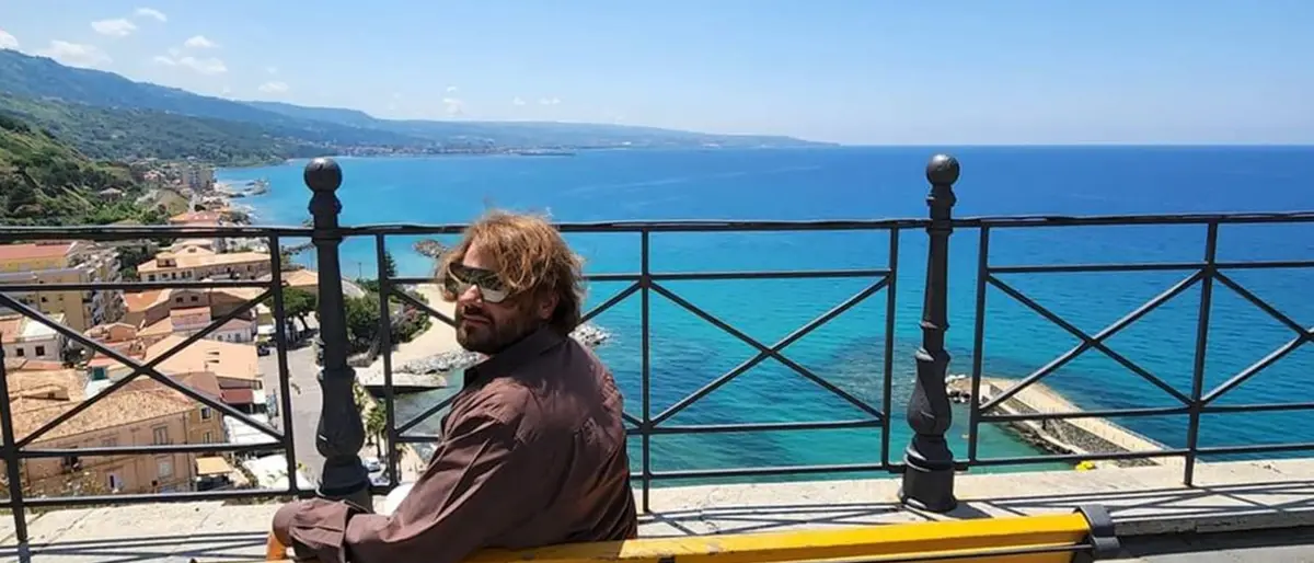 «Wow, che spettacolo!»: l'influencer Piero Armenti incantato dal mare di Pizzo