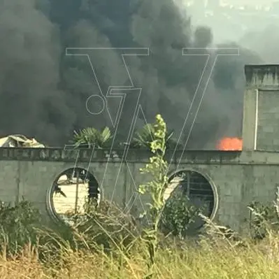 Il fuoco non dà tregua al Vibonese: in fiamme l’area industriale di Porto Salvo (FOTO/VIDEO)