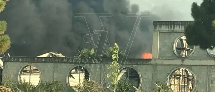 Il fuoco non dà tregua al Vibonese: in fiamme l’area industriale di Porto Salvo (FOTO/VIDEO)