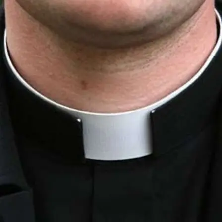 Zungri, scritte offensive contro il parroco: la condanna dell’amministrazione comunale