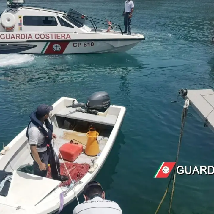 Pesca illegale a Gizzeria, barca sequestrata e multa da 4mila euro