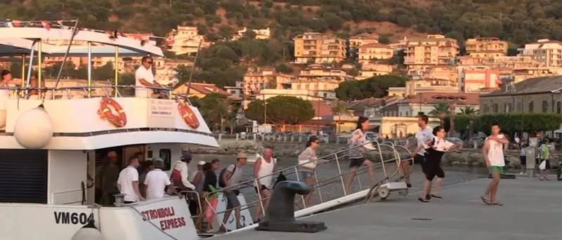 Vibo Marina, inaugurazione “culturale” per il punto informazioni al porto (VIDEO)